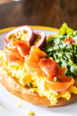 Kızarmış kek yumurta ile somon füme