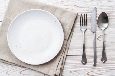 boş tabak kaşık çatal ve bıçak