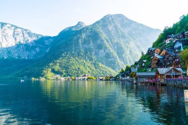 Avusturya Alpleri'nde Hallstatter gölde Hallstatt Köyü