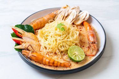 Baharatlı karides spagetti makarna (Tom Yum Goong)