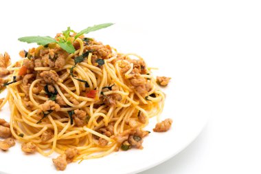 Kıyılmış domuz eti ve fesleğen ile tavada kızartılmış spagetti