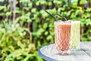 buzlu çikolata ve matcha yeşil çay bardağı masanın üzerine