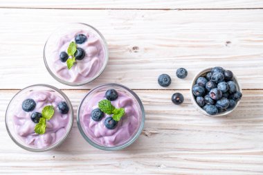 yogur con arándanos frescos