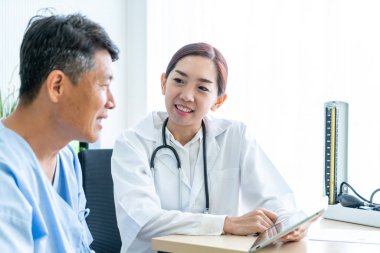 Asya kıdemli hasta doktor ile istişare sahip