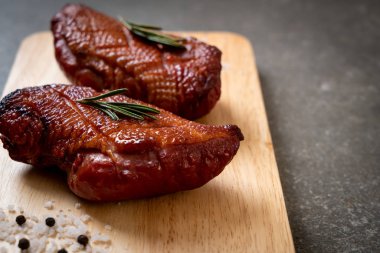 Kızarmış ördek göğsü