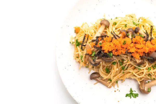 Espaguete com cogumelos, ovo de camarão e algas marinhas — Fotografia de Stock
