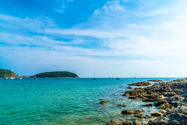 Bella spiaggia tropicale e mare — Foto Stock