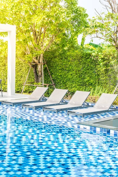 Bett-Pool mit Außenpool im Hotel und Resort — Stockfoto