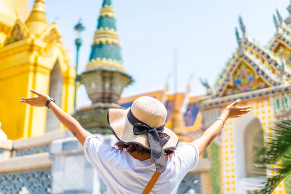 Happy Asian Woman Travel at temple in Thailand — Stock Photo, Image