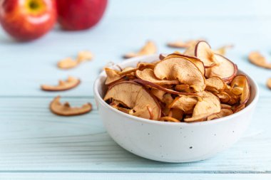 Ev yapımı kurutulmuş organik elma dilimli