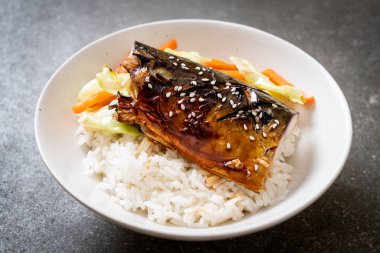 saba balık tepesinde ekmek kapısı üzerinde teriyaki soslu ızgara
