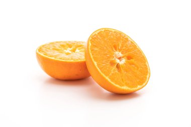 Beyaz arka plan üzerinde taze turuncu meyveler