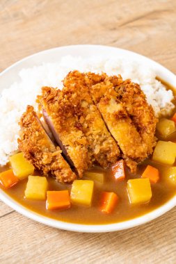 Çıtır çıtır kızarmış domuz pirzola köri ve pilav ile 