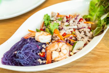 Baharatlı erişte salata karides ve kıyılmış domuz