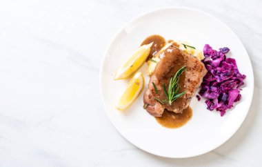 kırmızı lahana ve patates püresi ile domuz eti biftek