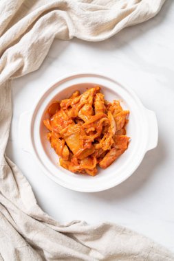 kimchi ile tavada kızartılmış domuz eti