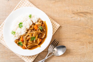 Japon köri pirinç dilimlenmiş domuz eti, havuç ve soğan ile