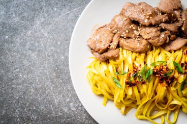 domuz eti ile Asya tavada kızartılmış erişte