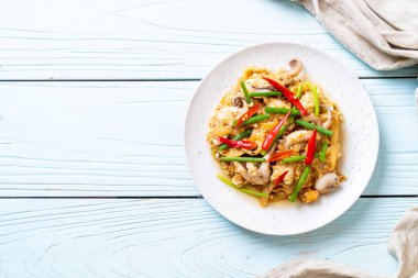 Tavada kızartılmış kalamar ve ahtapot tuzlu yumurta ile