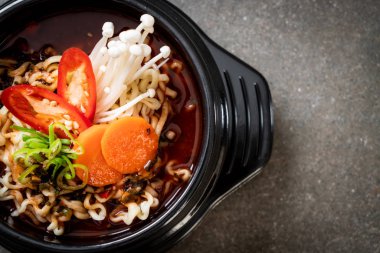 siyah kase Kore anlık erişte