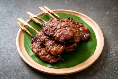 saptırılmış süt domuz beyaz yapışkan pirinç ile ızgara