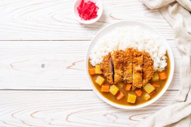 Çıtır çıtır kızarmış domuz pirzola köri ve pilav ile 