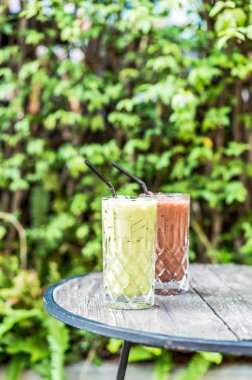 buzlu matcha yeşil çay ve çikolata cam masanın üzerine