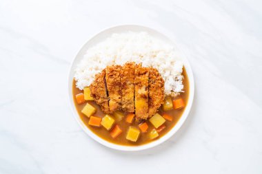 Çıtır çıtır kızarmış domuz pirzola köri ve pilav ile 