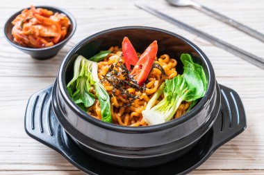 sebze ve kimchi Koreli anlık erişte