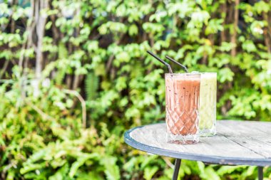 buzlu çikolata ve matcha yeşil çay bardağı masanın üzerine