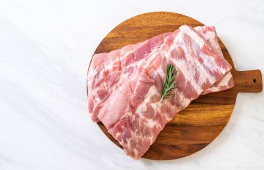 Taze çiğ domuz kaburgası. 