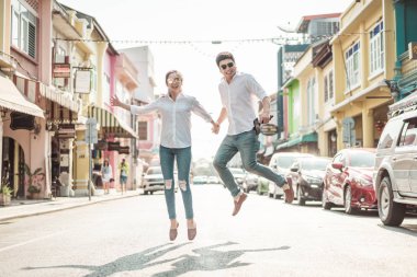 Mutlu genç Asyalı çift aşık iyi vakit geçiriyor