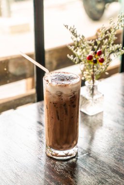 kafede çikolatalı buzlu cam
