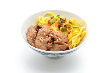 domuz eti ile Asya tavada kızartılmış erişte