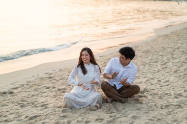 Mutlu çift balayı gidiş tropikal kum plajı üzerinde su içinde seyahat.