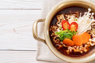 Altın tencerede Kore anlık erişte 