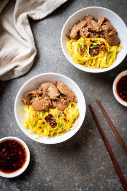 domuz eti ile Asya tavada kızartılmış erişte