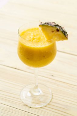 taze ananas güler yüzlü cam ahşap masa üzerinde