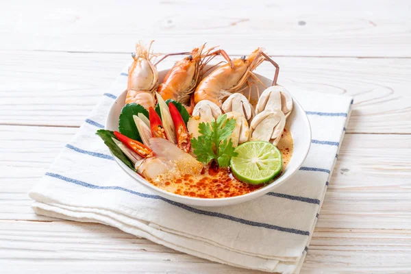 Baharatlı karides çorbası (Tom Yum Goong)