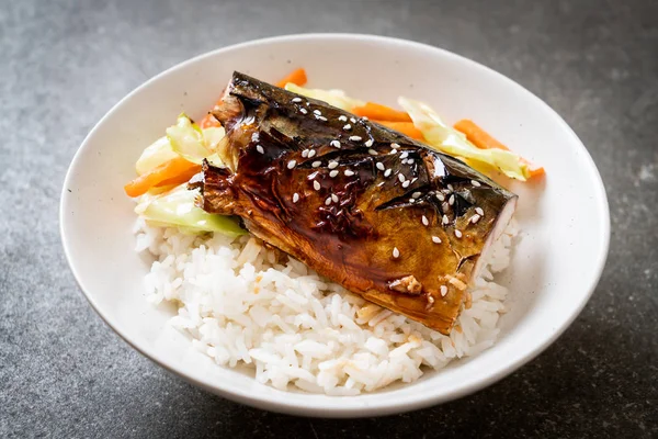 saba balık tepesinde ekmek kapısı üzerinde teriyaki soslu ızgara