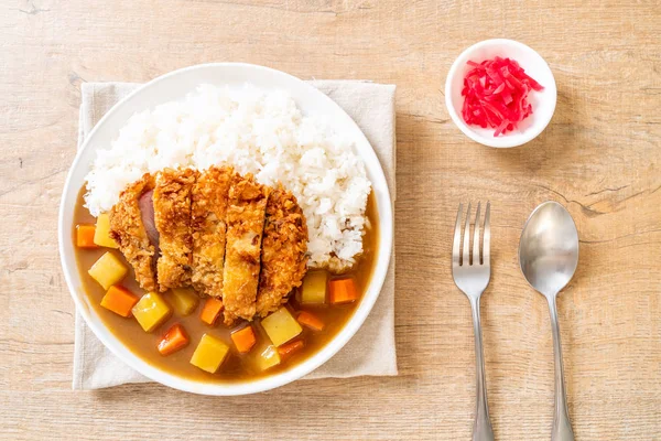 Çıtır çıtır kızarmış domuz pirzola köri ve pilav ile 