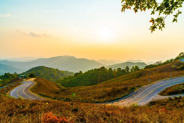 Katman dağ ve yol ile güzel günbatımı gökyüzü
