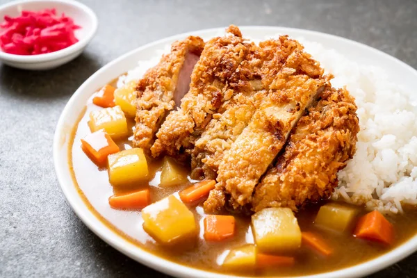 Knusprig gebratenes Schweineschnitzel mit Curry und Reis — Stockfoto