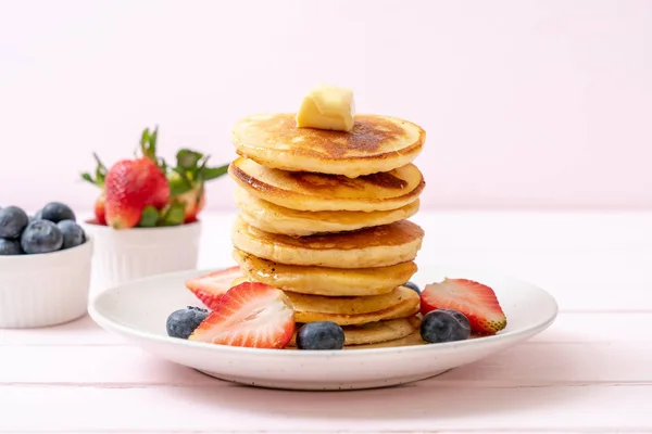 Pannkaka med jordgubbar, blåbär och honung — Stockfoto