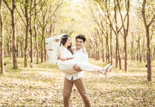 Feliz asiático pareja en amor con árbol arco —  Fotos de Stock