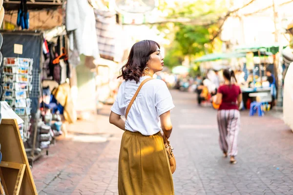 Glückliche und schöne asiatische Frau, die an der khao sarn Straße reist, tha — Stockfoto