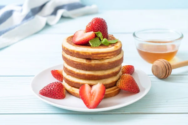 Pannkaka med färska jordgubbar — Stockfoto