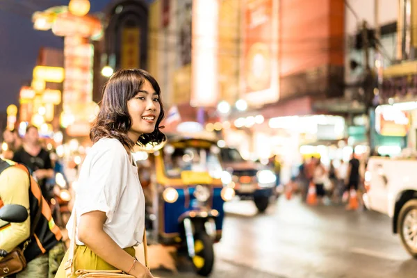 Ung asiatisk kvinna resenären med utsikt på China Town i Bangkok, T — Stockfoto