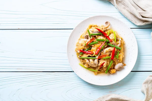 Tavada kızartılmış kalamar ve ahtapot tuzlu yumurta ile