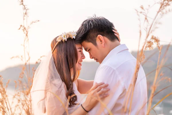 Feliz joven asiática pareja en amor tener un buen tiempo —  Fotos de Stock